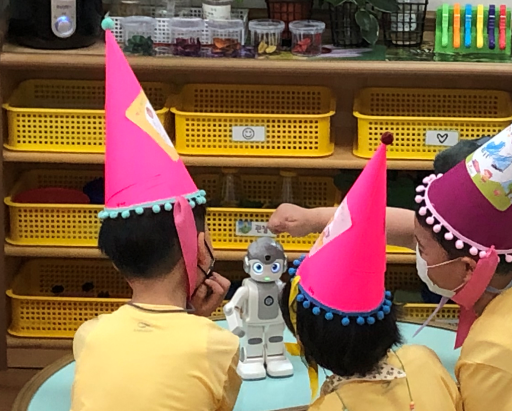 서울시의 한 어린이집에서 아이들이 서울시가 무료로 대여한 인공지능(AI) 로봇 ‘알파미니’를 보고 있다. 서울시 제공 