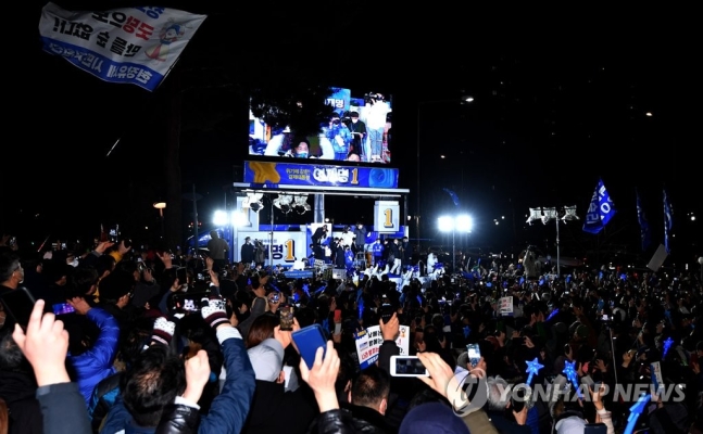불어민주당 이재명 대선 후보가 4 오후 서울 강동구 상일동 강동아트센터에서 열린 “강동의 선택은 이재명입니다!” 유세에서 지지자들에게 인사하고 있다.