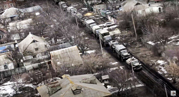 우크라이나 침공 8일째인 3일(현지시간) 러시아군 차량이 이동하는 모습을 군 헬기가 촬영한 사진. 러시아군은 우크라이나의 완강한 저항에도 수도 키이우(키예프)를 향해 전진하고 있으며, 제2의 도시 하르키우(하리코프)를 집중 공격 중이다. 2022.3.3 러시아 국방부 제공