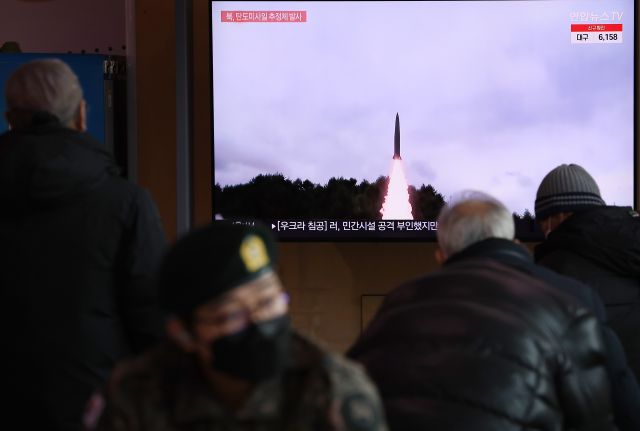 사진은 지난달 27일 북한이 탄도미사일로 추정되는 발사체를 쏘아 올렸다는 뉴스를 시청하고 있는 서울역 대합실 시민들 모습. 연합뉴스 자료사진 