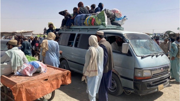 아프가니스탄과 파키스탄의 국경인 차만 스핀 볼닥 검문소 근처를 피난민들이 지나가고 있다, 일부러 신원 파악이 어렵겠다고 판단되는 사진들만 골랐다(위 기사와 관련 없음). 영국 BBC 홈페이지 캡처