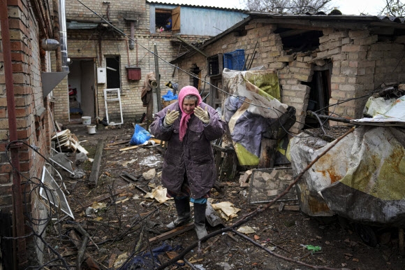 2일(현지시간) 우크라이나 수도 키이브 인근의 주택가에서 한 여성이 폭격 잔해 사이에서 슬퍼하고 있다(위 기사와 직접적 관련 없음). AP 연합뉴스