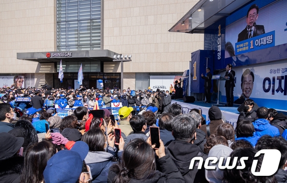 이재명 더불어민주당 대선후보가 5일 경기 하남시 스타필드 앞에서 ‘동부권 자유경제특구와 신도시, 교통허브로 비상하는 광주·하남!’ 유세를 갖고 지지를 호소하고 있다.