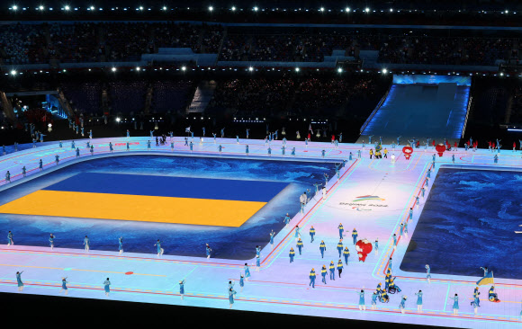 4일 중국 베이징 국가체육장에서 열린 패럴림픽 개회식에서 우크라이나 선수들이 입장하는 모습. 베이징 연합뉴스