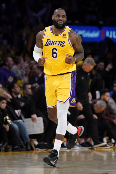 르브론 제임스가 6일(한국시간) 미국 캘리포니아주 LA 크립토닷컴 아레나에서 열린 2021~22 미국프로농구(NBA) LA 레이커스와 골든스테이트 워리어스의 경기에서 여유롭게 웃고 있다. LA AP