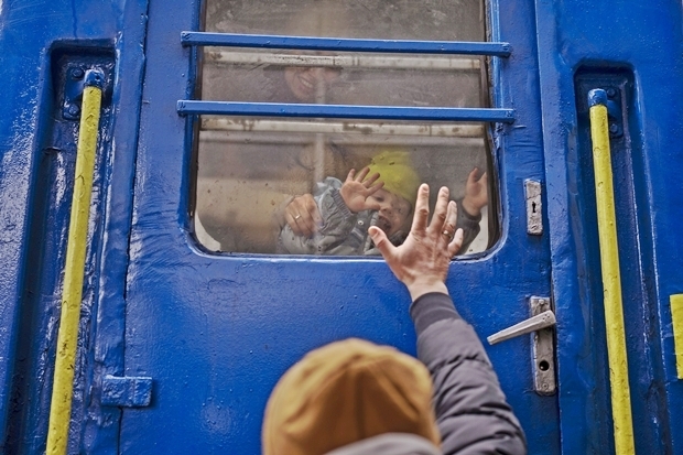 3일 우크라이나 수도 키이우(키예프) 중앙기차역에서 의용군에 합류하기 위해 남는 아빠가 열차를 타고 떠나는 아들에게 손을 흔들고있다./AP연합뉴스