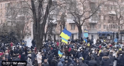 러시아가 우크라이나에서 유일하게 점령한 남부 도시 헤르손에서 5일(현지시간) 시민들이 평화시위를 벌이고 있다. 자유광장에 모인 2000명의 시위대는 총을 든 러시아 군인들 앞에서 국기를 흔들며 저항했다. 2022.3.6 트위터 캡처