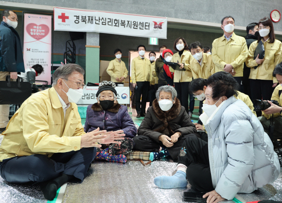 강원ㆍ경북 산불현장 방문에 나선 문재인 대통령이 6일 경북 울진군 울진국민체육센터에 마련된 대피소를 방문, 이재민을 위로하고 있다. 2022. 3. 6  박지환 기자