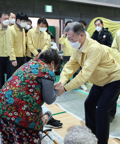 강원ㆍ경북 산불현장 방문에 나선 문재인 대통령이 6일 경북 울진군 울진국민체육센터에 마련된 대피소를 방문, 이재민을 위로하고 있다. 2022. 3. 6  박지환 기자