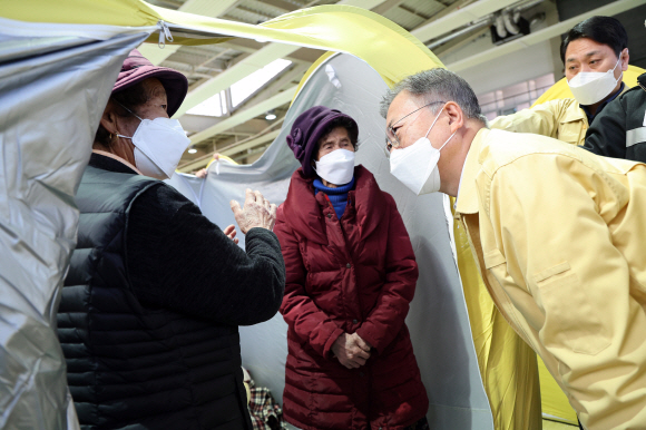 강원ㆍ경북 산불현장 방문에 나선 문재인 대통령이 6일 경북 울진군 울진국민체육센터에 마련된 대피소를 방문, 이재민을 위로하고 있다. 2022. 3. 6  박지환 기자