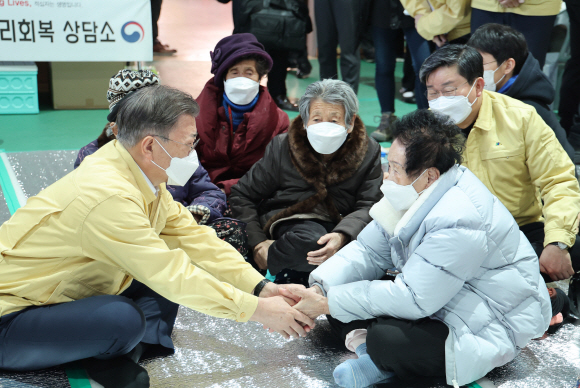 강원ㆍ경북 산불현장 방문에 나선 문재인 대통령이 6일 경북 울진군 울진국민체육센터에 마련된 대피소를 방문, 이재민을 위로하고 있다. 2022. 3. 6  박지환 기자