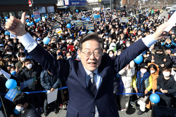 더불어민주당 이재명 대선 후보가 6일 오후 서울 도봉구 도봉산 입구에서 열린 유세에서 지지를 호소하며 인사하고 있다. 2022.3.6 국회사진기자단