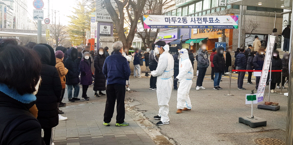 추위에 2시간 넘게 기다린 확진자들 