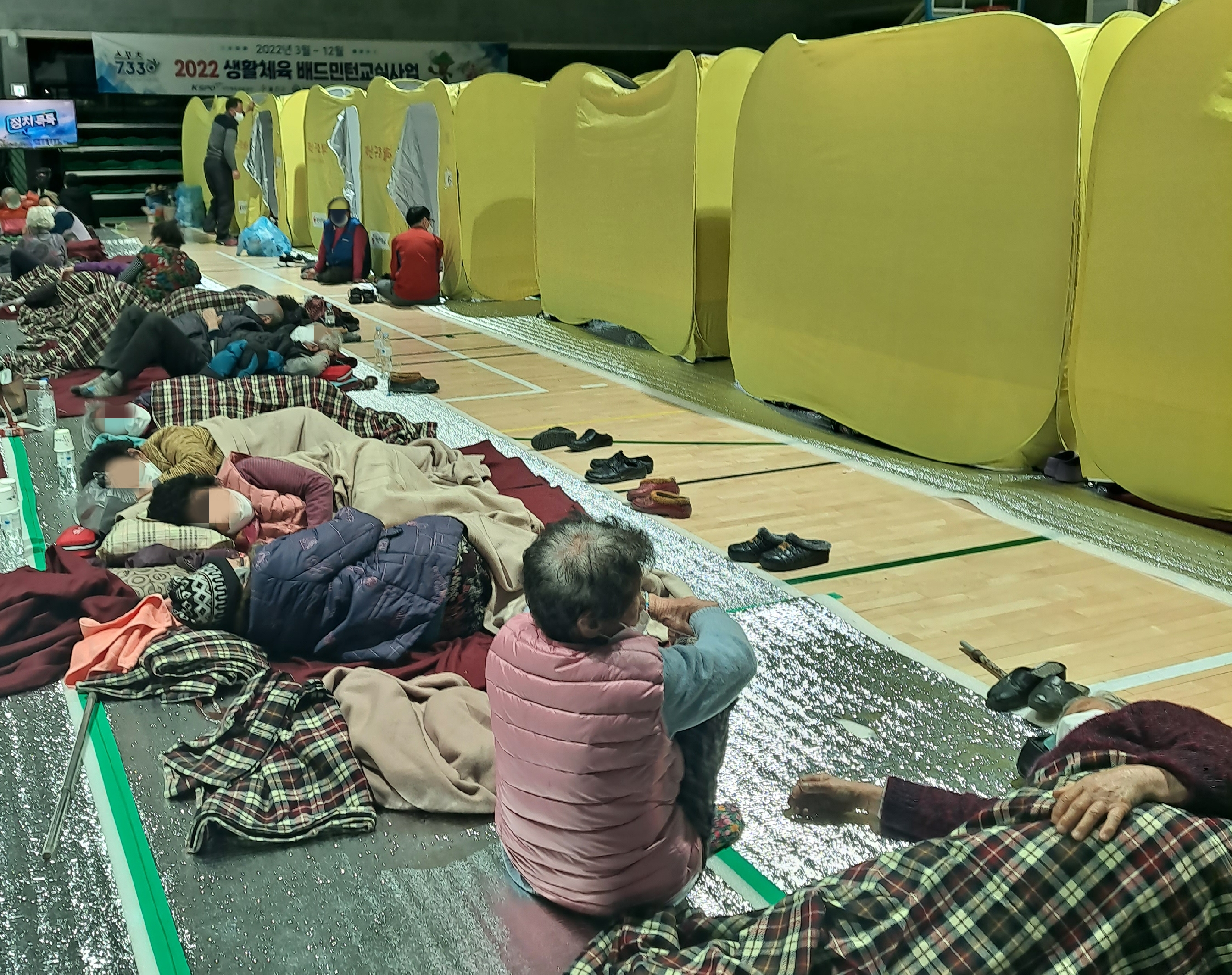 5일 오후 9시쯤 경북 울진군 국민체육센터에 마련된 이재민 대피소에서 이재민들이 잠들지 못하고 대피해있다. 울진 곽소영 기자
