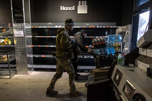 버려진 슈퍼마켓에서 식량 챙기는 군인들