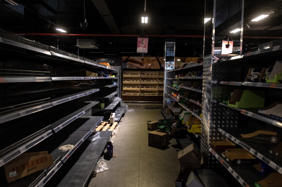 불 꺼진 우크라이나 슈퍼마켓