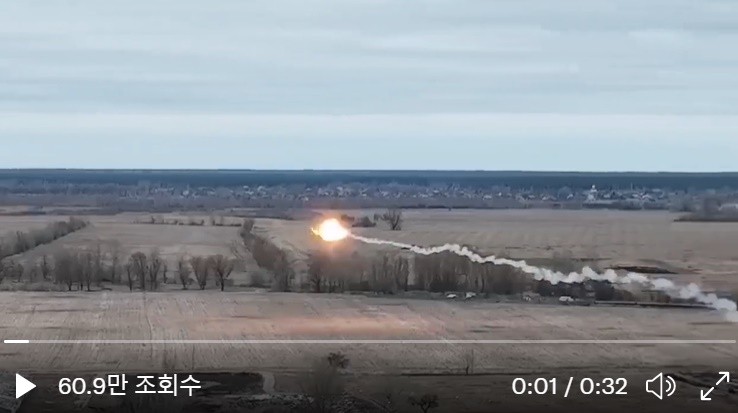 우크라이나 국방부가 지난 5일(현지시간) 공식 트위터 계정에 공개한 영상. 러시아군 헬리콥터가 지상에서 날아온 휴대용 미사일에 맞아 추락하는 모습이다. 우크라이나 국방부 트위터 캡처