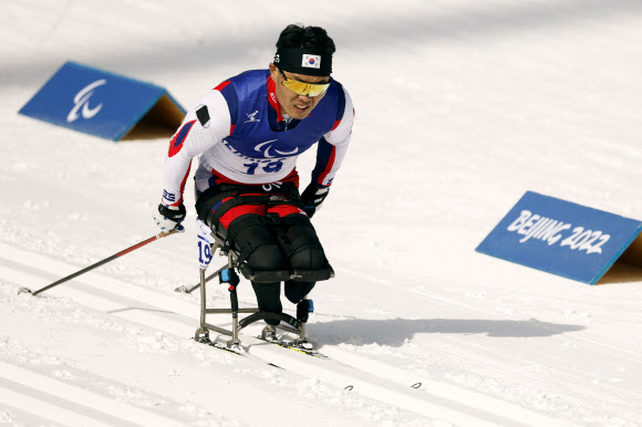 신의현이 6일 중국 장자커우 바이애슬론센터에서 열린 크로스컨트리 스키 남자 좌식 18㎞에서 역주하고 있다. 장자커우 로이터 연합뉴스