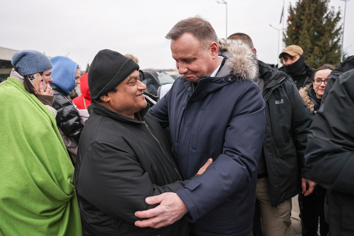 우크라 난민 위로하는 폴란드 대통령