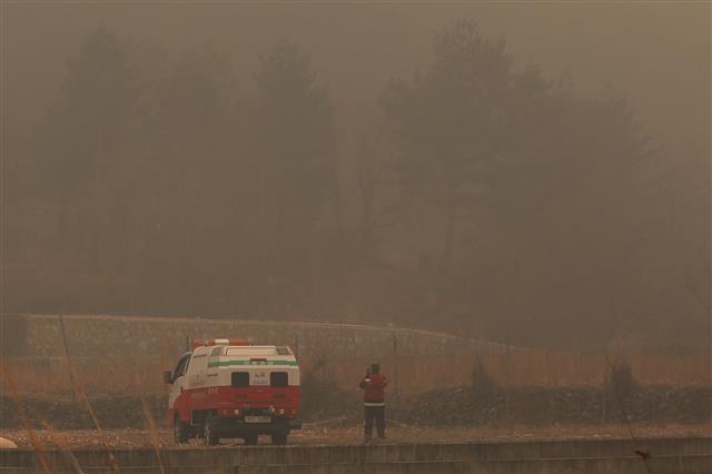 ‘진화 작업 방해하는 짙은 연기’