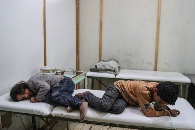 독성가스 공격 후 치료를 받는 시리아 어린이들(위 기사와 관련 없음). EPA 연합뉴스