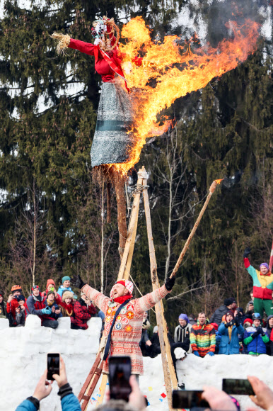 MOSCOW REGION, RUSSIA - MARCH 6, 2022: Burning an effigy of winter during the Bakshevskaya Maslenitsa [Pancake Week] festival in the Pushkino District of the Moscow Region. Maslenitsa is a traditional Russian folk holiday celebrating the end of winter and the arrival of spring. TASS 연합뉴스