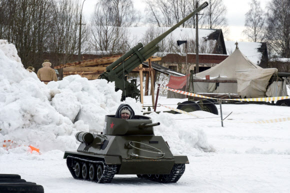 A child rides on a children‘s tank in an amusement park outside Gatchina, Leningrad region on March 6, 2022, as the part of celebration of Maslenitsa or Shrovetide, a farewell ceremony to winter. - Shrovetide precedes the beginning of Lent, with each day of the week holding its own meaning. Shrove Sunday, also known as the Sunday of Forgiveness, is a day for asking forgiveness for the harm caused to other people intentionally or unintentionally. AFP 연합뉴스