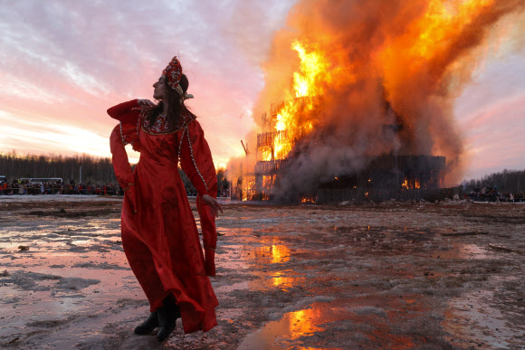 KALUGA REGION, RUSSIA - MARCH 6, 2022: The Tower of Babel art object is burned as part of festive events at the Nikola-Lenivets Modern Art Park marking the folk holiday of Maslenitsa [Pancake Week].TASS 연합뉴스
