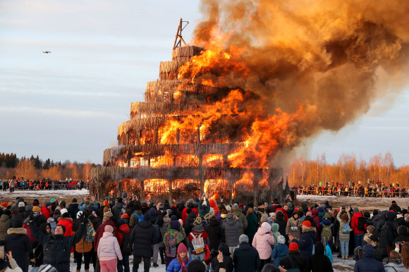 바벨 미술품 탑이 6일(현지시간) 러시아 칼루가의 니콜라 레니베츠 현대 미술 공원에서 마슬레니차(Maslenitsa) 축하 행사의 일환으로 태워지고 있다. 마슬레니차(Maslenitsa)는 러시아에서 매년 러시아정교회의 사순절 직전 일주일 동안 열리는 봄맞이 축제이다. 타스 연합뉴스