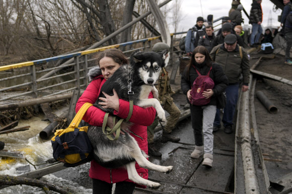반려동물을 꼭 안고 함께 피난을 가고 있는 우크라이나 시민. AP연합