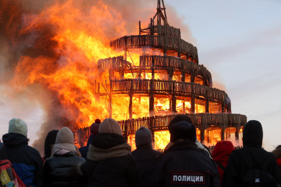 KALUGA REGION, RUSSIA - MARCH 6, 2022: The Tower of Babel art object is burned as part of celebrations of Maslenitsa [Pancake Week] at the Nikola-Lenivets Modern Art Park. Maslenitsa is a traditional Russian folk holiday celebrating the end of winter and the arrival of spring. TASS 연합뉴스