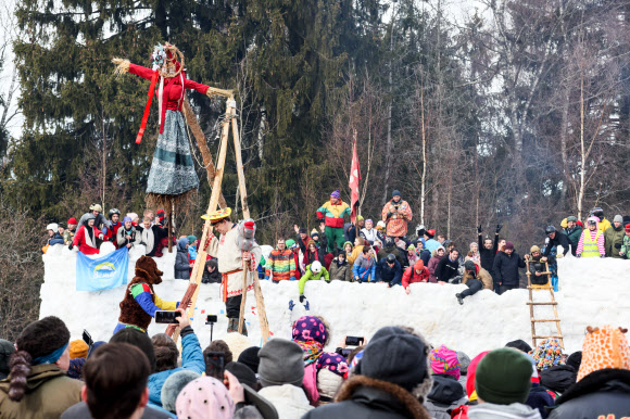 MOSCOW REGION, RUSSIA - MARCH 6, 2022: People take part in the Bakshevskaya Maslenitsa [Pancake Week] festival in the Pushkino District of the Moscow Region. Maslenitsa is a traditional Russian folk holiday celebrating the end of winter and the arrival of spring. TASS 연합뉴스