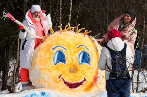 MOSCOW REGION, RUSSIA - MARCH 6, 2022: People take part in the Bakshevskaya Maslenitsa [Pancake Week] festival in the Pushkino District of the Moscow Region. Maslenitsa is a traditional Russian folk holiday celebrating the end of winter and the arrival of spring. TASS 연합뉴스