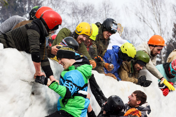 MOSCOW REGION, RUSSIA - MARCH 6, 2022: People take part in the Bakshevskaya Maslenitsa [Pancake Week] festival in the Pushkino District of the Moscow Region. Maslenitsa is a traditional Russian folk holiday celebrating the end of winter and the arrival of spring. TASS 연합뉴스