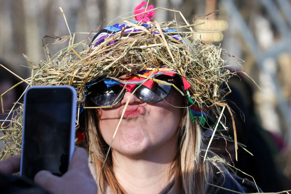 KALUGA REGION, RUSSIA - MARCH 6, 2022: A woman takes part in celebrations of Maslenitsa [Pancake Week] at the Nikola-Lenivets Modern Art Park. Maslenitsa is a traditional Russian folk holiday celebrating the end of winter and the arrival of spring. TASS 연합뉴스