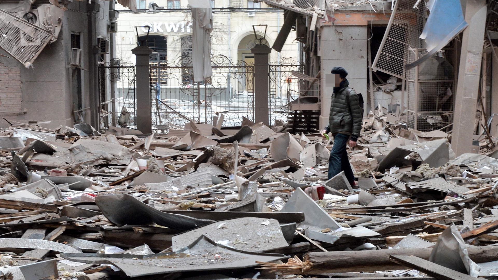 3일(현지시간) 우크라이나 제2 도시인 하르키우(하리코프) 시내의 한 건물이 러시아군의 무차별 폭격에 박살이 나 있다. 러시아군은 우크라이나 주요 도시에 대한 공세를 강화하면서 사상자와 민간 시설 피해가 크게 늘고 있다. 2022.3.4 AFP 연합뉴스
