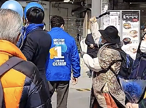 송영길(왼쪽 세 번째) 더불어민주당 대표가 7일 서울 서대문구 신촌에서 선거운동을 하던 중 70대 유튜버로부터 둔기로 머리를 맞아 병원으로 이송됐다. 사진은 피습 직전의 모습. 동작사람 박찬호 유튜브 영상 캡처
