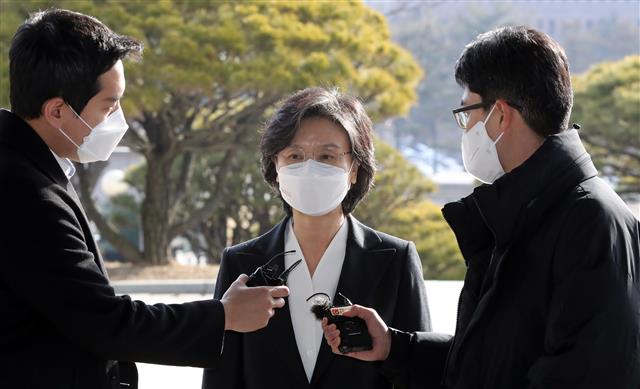 노정희 중앙선거관리위원장이 7일 오전 경기도 과천시 중앙선관위에 출근하던 중 취재진의 질문을 받고 있다. 지난 5일 20대 대선 사전투표 현장에서의 코로나19 확진자 비밀.직접 투표 훼손 논란이 거세지면서 노 위원장에 대한 퇴진 요구도 더욱 거세지고 있다.  뉴스1.