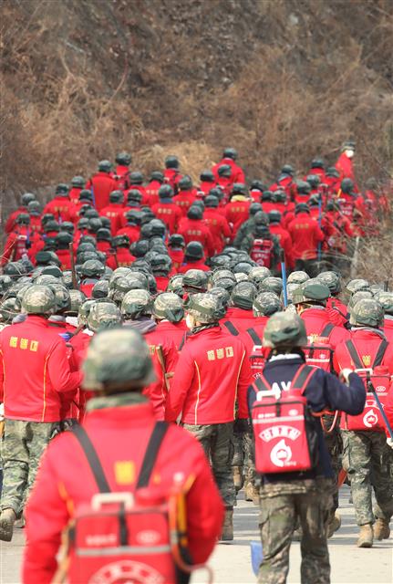울진 산불 잡는 해병대