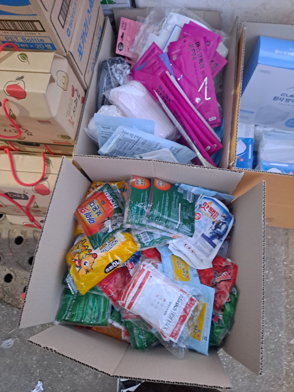 7일 경북 울진군 봉평신라비기념관 앞 산불현장통합지휘센터에 시민들이 십시일반 기부한 핫팩과 마스크가 쌓여 있다. 각자 집에서 낱개로 가져온 탓에 서로 다른 종류의 핫팩과 마스크들이 묶여 있지 않고 개별로 쌓여 있는 모습이다.<br>곽소영 기자<br>