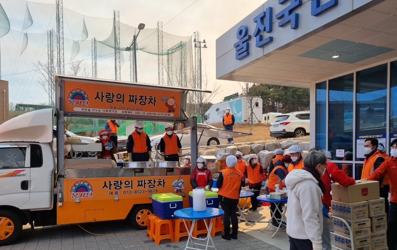 7일 이재민 대피소가 마련돼있는 경북 울진국민체육센터 앞에서 ‘아름다운 동행 봉사단-사랑의 짜장차’ 회원들이 점심 식사인 자장면을 준비하고 있다. 은퇴한 중년들로 이뤄진 봉사단은 지난 6일과 7일 점심시간 산불 이재민과 관계자에게 자장면을 만들어 무료로 제공했다.