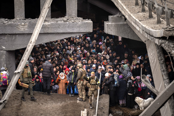 러시아군 폭격에 파괴된 다리 밑에 모여든 우크라 피란민들