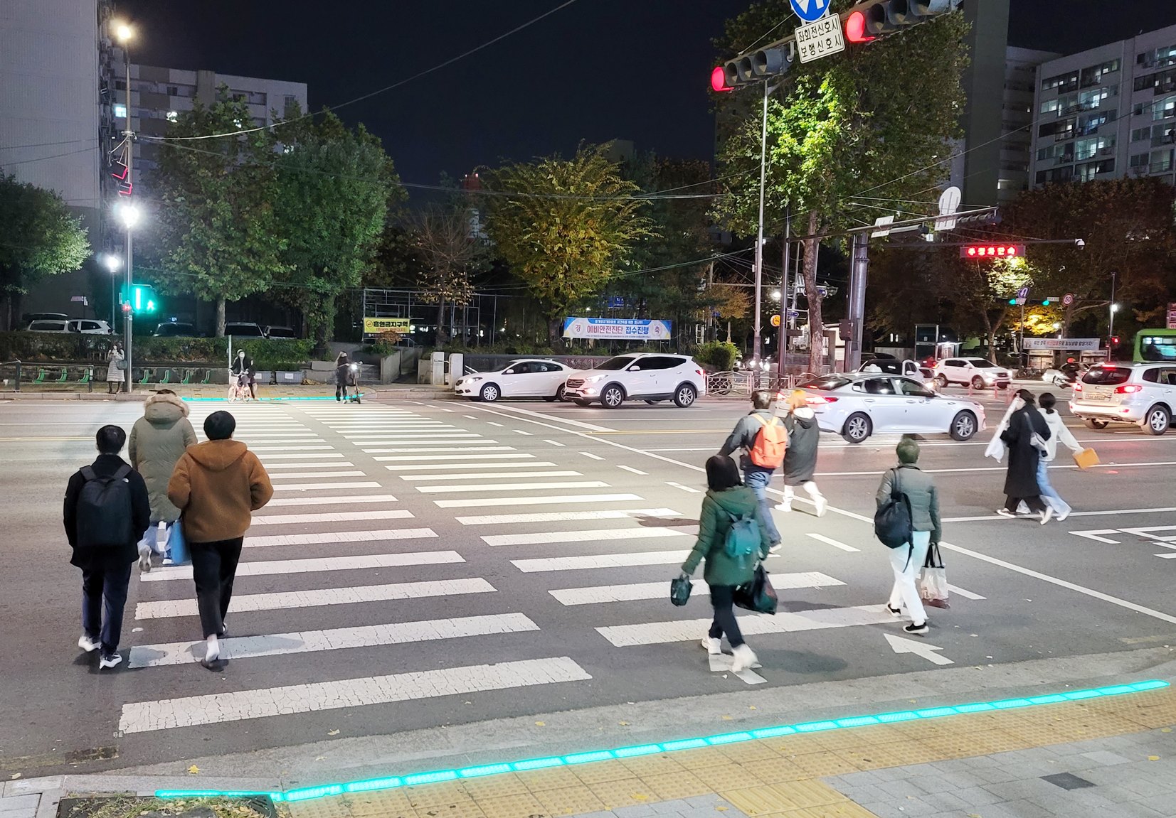 서울 노원구 중계역 근처에 설치된 횡단보도 바닥신호등에 초록불이 켜져, 보행자들이 길을 건너고 있다. 노원구 제공