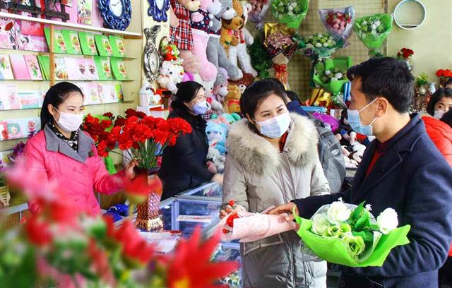 ‘세계 여성의 날’ 손님으로 붐비는 기념품 상점