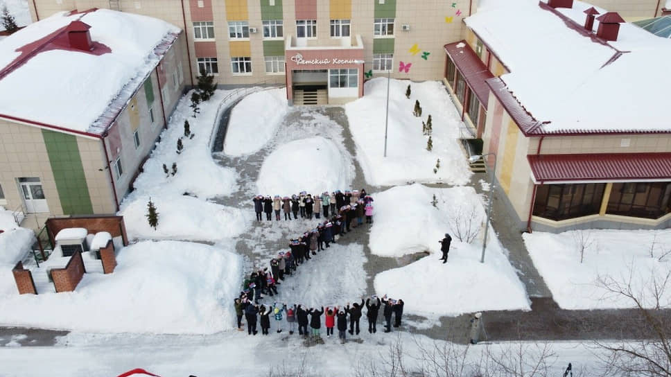 러시아 카잔의 한 소아 호스피스 병원 앞에서 어린이 환자와 부모들이 Z 모양으로 서 있다. 2022.03.08 트위터