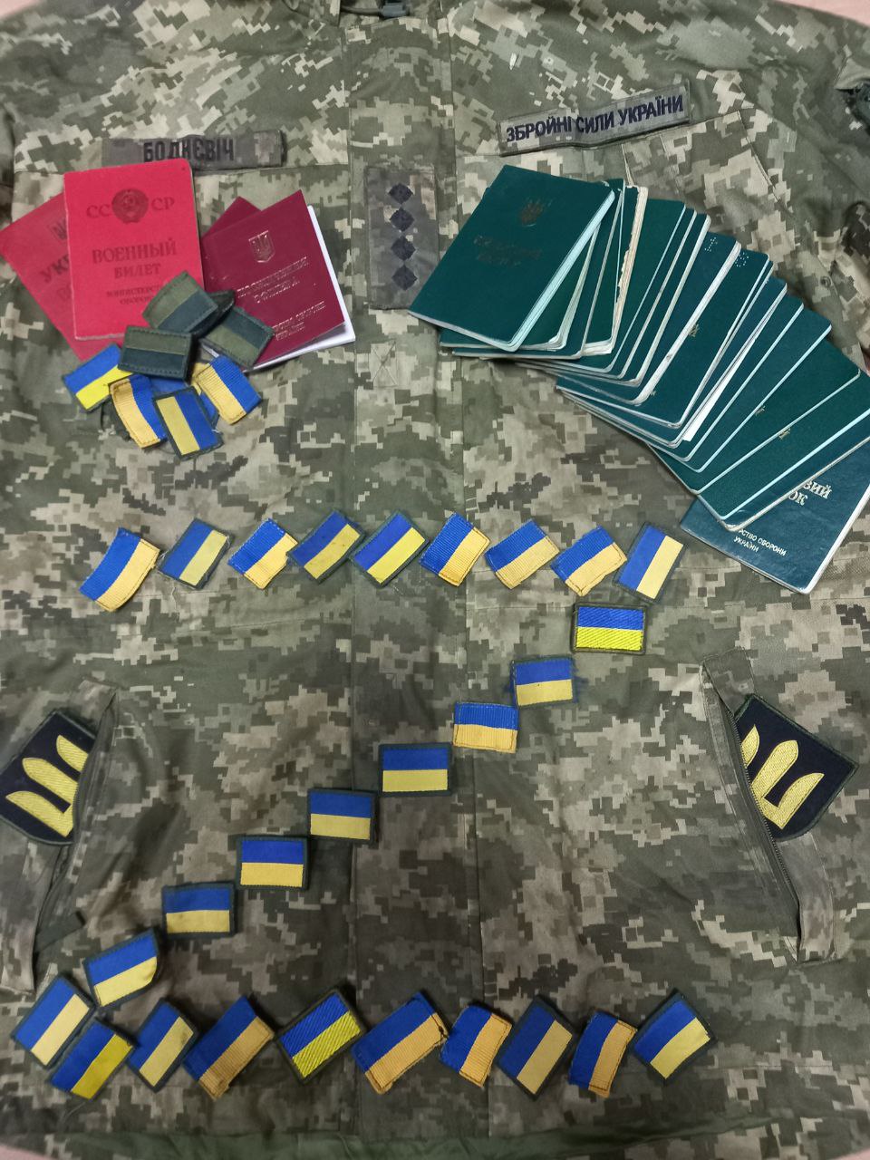 러시아 군인이 소지품으로 Z 표식을 만든 모습. 2022.03.08 트위터