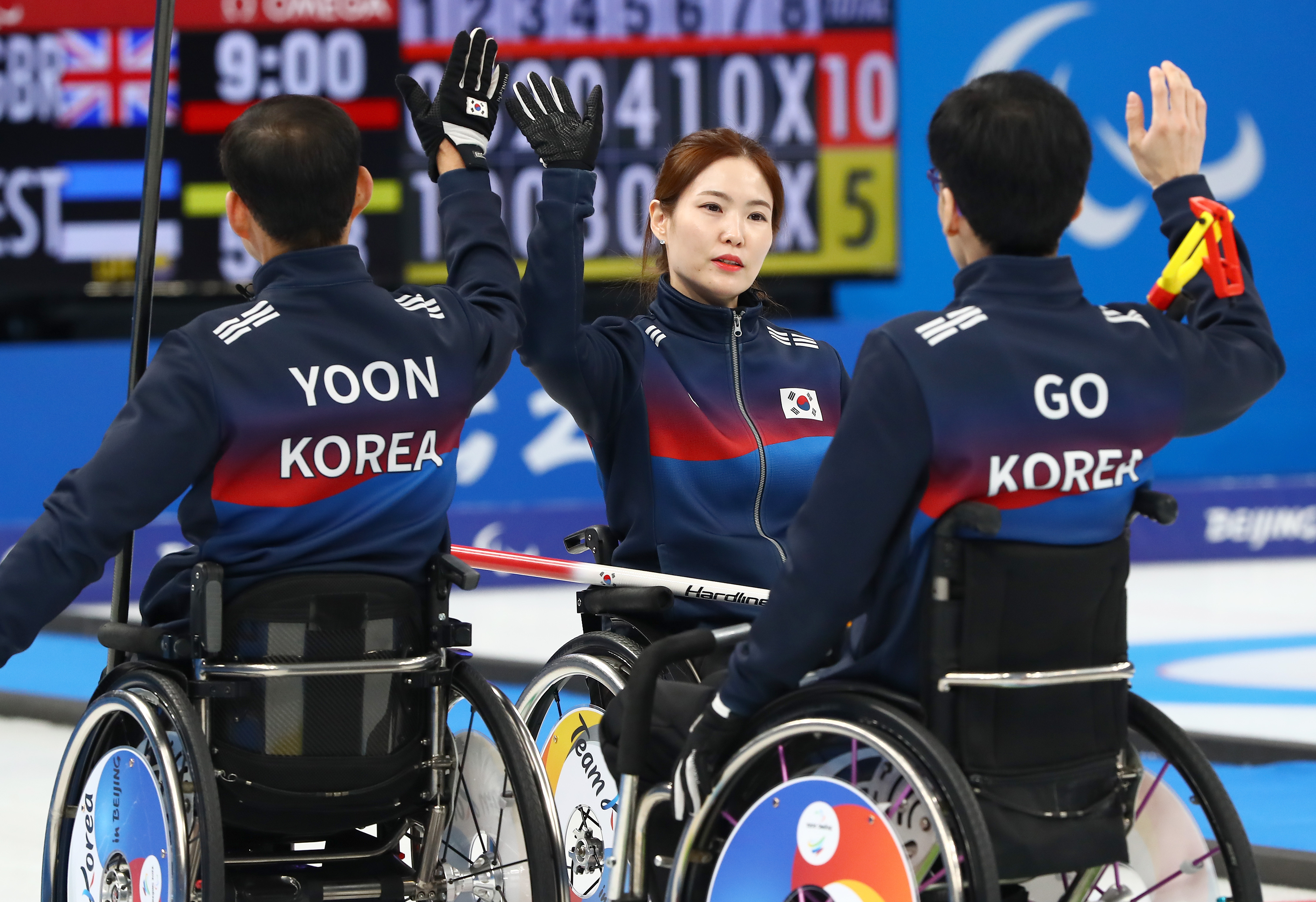휠체어컬링 대표팀 선수들이 8일 중국 베이징 국립아쿠아틱센터에서 열린 2022 베이징동계패럴림픽 캐나다전을 승리한 후 하이파이브를 하고 있다. 대한장애인체육회 제공
