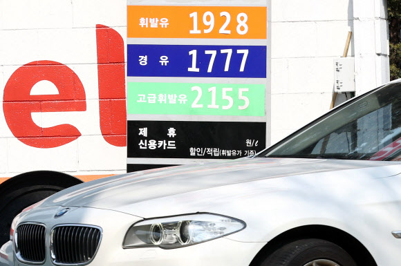 국제유가가 급등하면서 8일 서울 지역 주유소 휘발유 판매가격이 ℓ당 1900원을 넘어섰다.  연합뉴스
