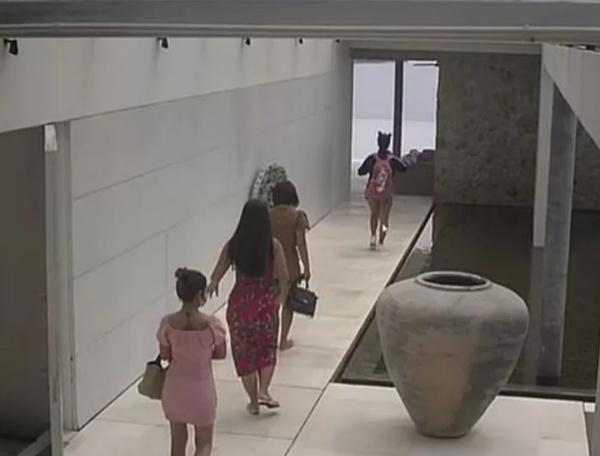 호주의 크리켓 스타인 셰인 원(52)이 태국에서 돌연사했다. 그의 객실 앞을 촬영한 폐쇄회로(CC)TV 영상이 공개됐다. ‘데일리 메일’ 캡처