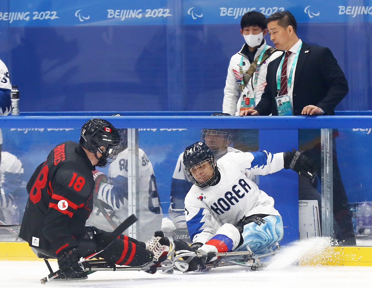 대한민국 장애인 아이스하키 대표팀이 8일 중국 베이징 국립실내경기장에서 열린 캐나다와 2022 베이징동계패럴림픽 A조 조별리그 2차전에서 캐나다와 대결하고 있다. 대한장애인체육회 제공